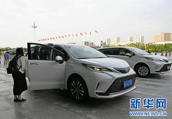 新能源汽车助力夏季达沃斯 绿色出bob.com行践行环保理念