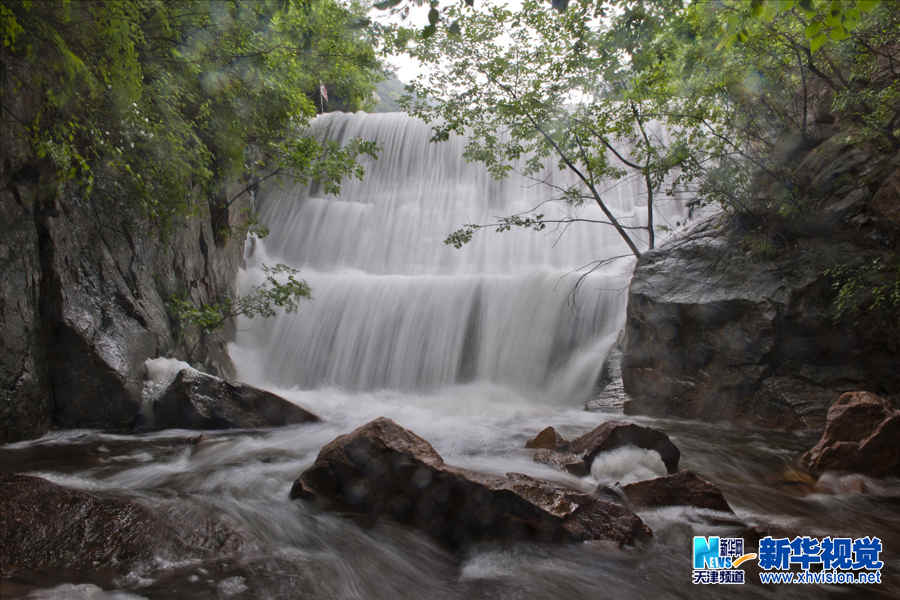 天津蓟县八仙山雨后现瀑布