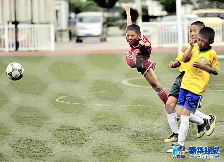 足球:天津打响小学生世界杯