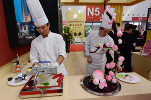 两名厨师在博览会现场制作食品