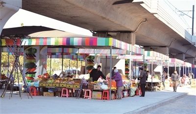 临时疏导市场 方便百姓购物