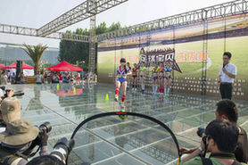 摄影师在拍摄天津足球宝贝选拔赛决赛
