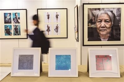 高校毕业生办摄影展