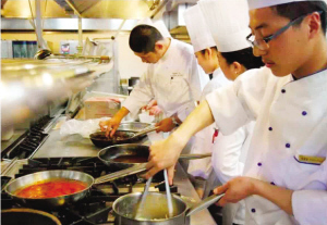 餐饮专业学生五星酒店做“毕业菜”