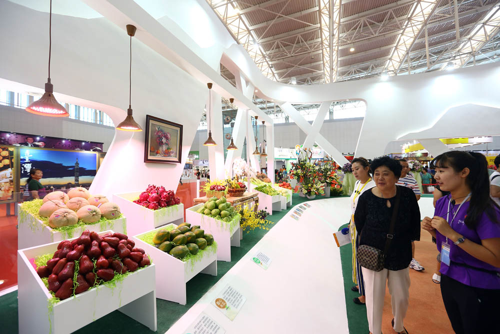 众多市民在台湾农业精品馆参观
