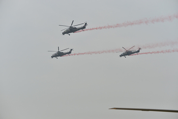 三架直15直升机进行战术科目表演