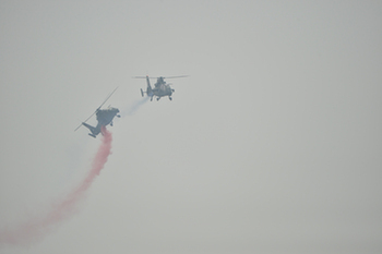 两架直19直升机飞行表演