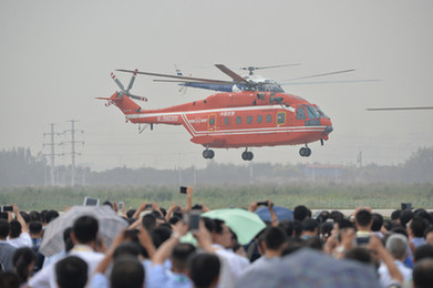 AC311、AC312和AC313民型直升机进行编队飞行表演