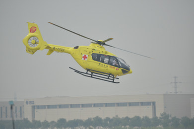 EC135型直升机进行飞行表演