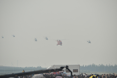 六架直升机进入表演区