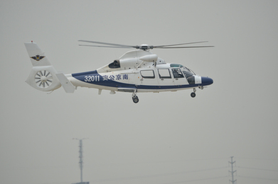 AC312直升机进行飞行表演