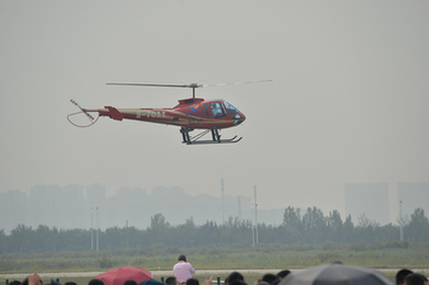 重庆通航恩斯特龙480B型直升机进行飞行表演