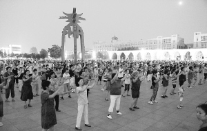 杨柳青广场上健身休闲忙