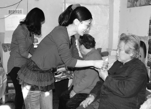 杨柳青镇团委青年志愿者们走进敬老院