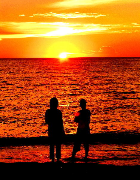 海口夕阳下的恋人