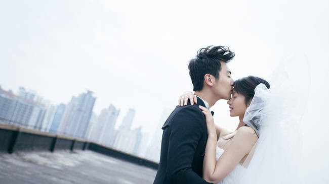 朱亚文与妻子沈佳妮婚纱照 柔情文艺甜蜜清新