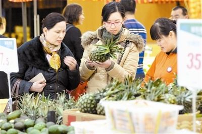 于家堡环球购商业街内进口水果受欢迎