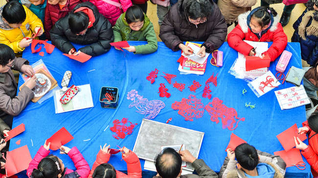天津:学生剪纸作品迎猴年图片