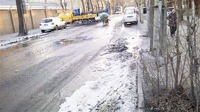 南口西路 西市大街：两处跑水马路被淹