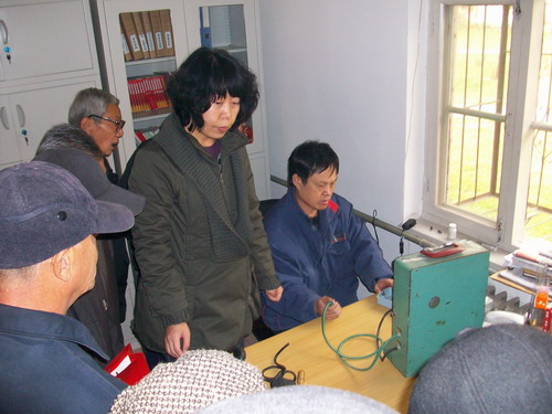 计量服务进社区　现场免费检定血压计