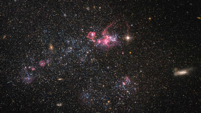 哈勃望远镜拍摄不规则矮星系：“幼鸟”振翅欲飞