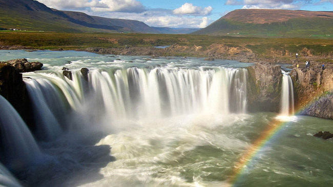 摄影师冰岛捕捉彩虹美景 与瀑布交相辉映美不胜收