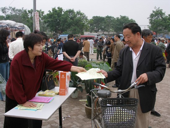 么六桥回族乡开展科技周宣传活动