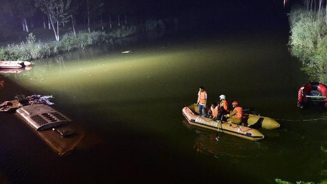 一辆载有30人的长途客车在津蓟高速宝坻段落