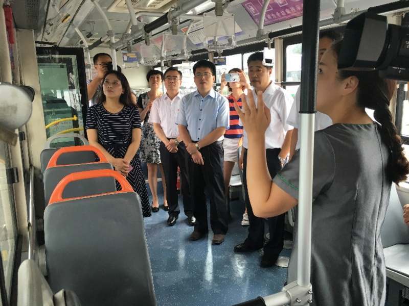 参观公交车厢内的旅游文化