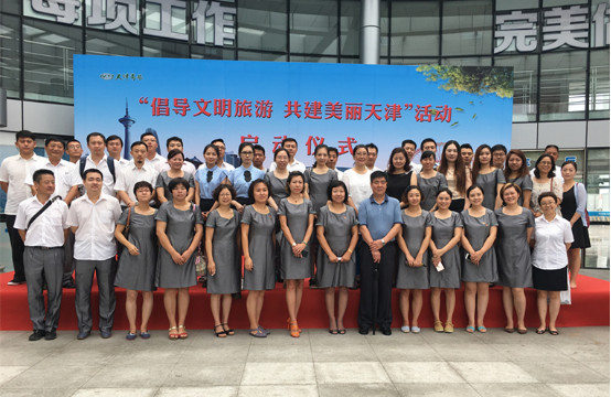 参观活动人员合影