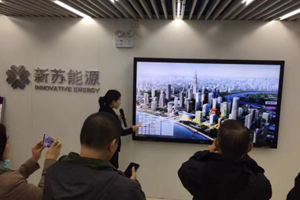 工作人员介绍ＡＰＥＣ首个低碳示范区的相关情况