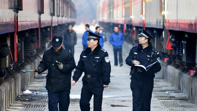 天津铁警保驾春运 守护平安