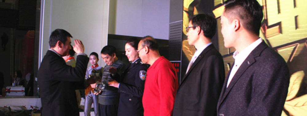 颁奖嘉宾向获奖民警致敬