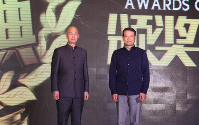 嘉宾为获奖者颁奖