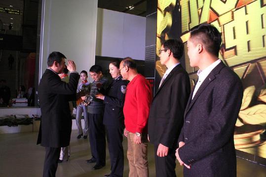 嘉宾向获奖者致敬