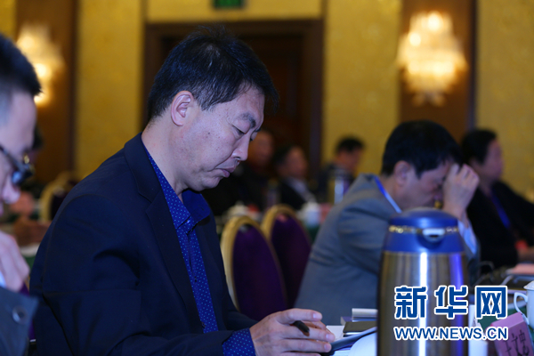 与会参事认真听取主旨演讲