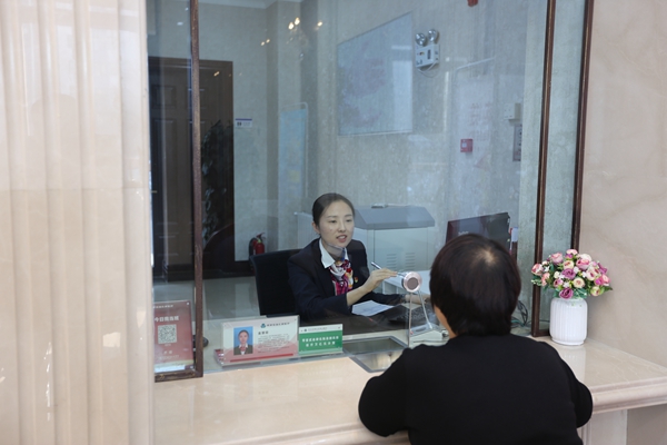 在十九大报告中找到自己的定位，做好金融服务，在自己的岗位上踏踏实实地工作。