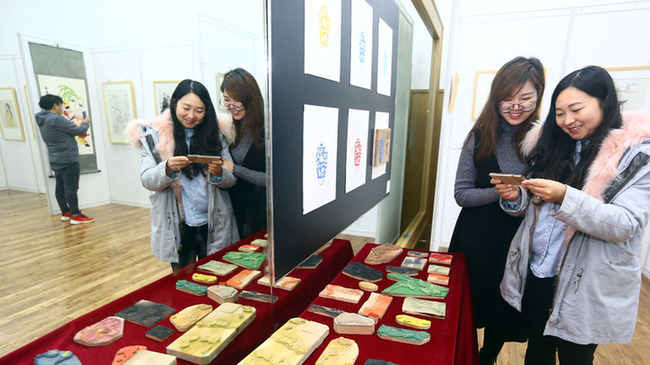 木版年画非遗传承人南开大学展示学习成果
