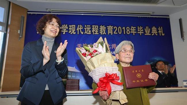 81岁 学霸奶奶 天津大学本科毕业