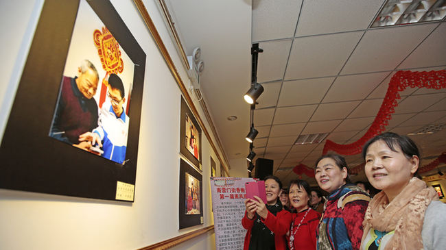 和平区南营门街香榭里社区举办“温馨家庭”摄影展