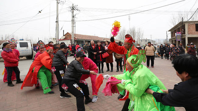 蓟州区志愿者与山村姐妹欢歌乐舞迎“三八”