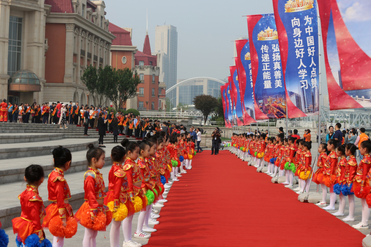 与会道德模范与身边好人到达主会场