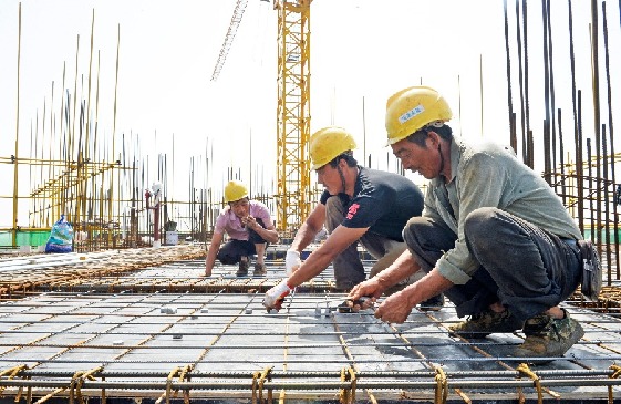 高温橙色预警 露天高空作业错时错峰_新华视觉_新华网天津频道
