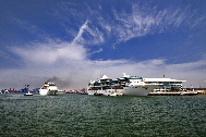 第一届天津港湾旅游文化节摄影大赛银奖作品《大港英姿》