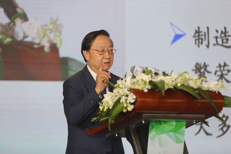 中國工業經濟聯合會會長、工業和信息化部原部長李毅中做主旨演講