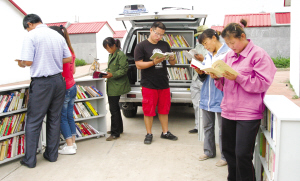 流动图书车开进杨柳青园艺科技博览园