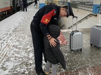 【新春走基层】天津乘警迎战雨雪天气 护航旅客返程