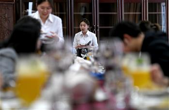 学生和外教一起开 西餐厅 _新华视觉_新华网天