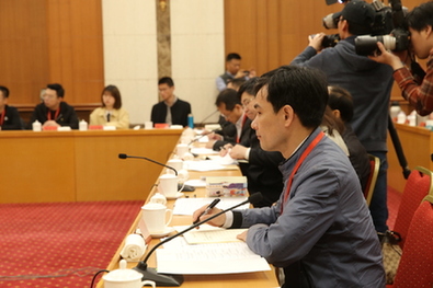 与会嘉宾认真听取发言