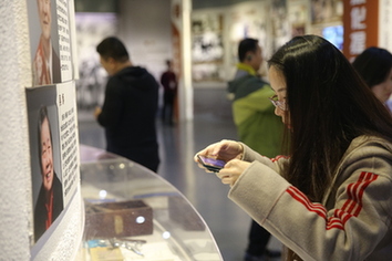 参会嘉宾考察和平区社区志愿服务展馆